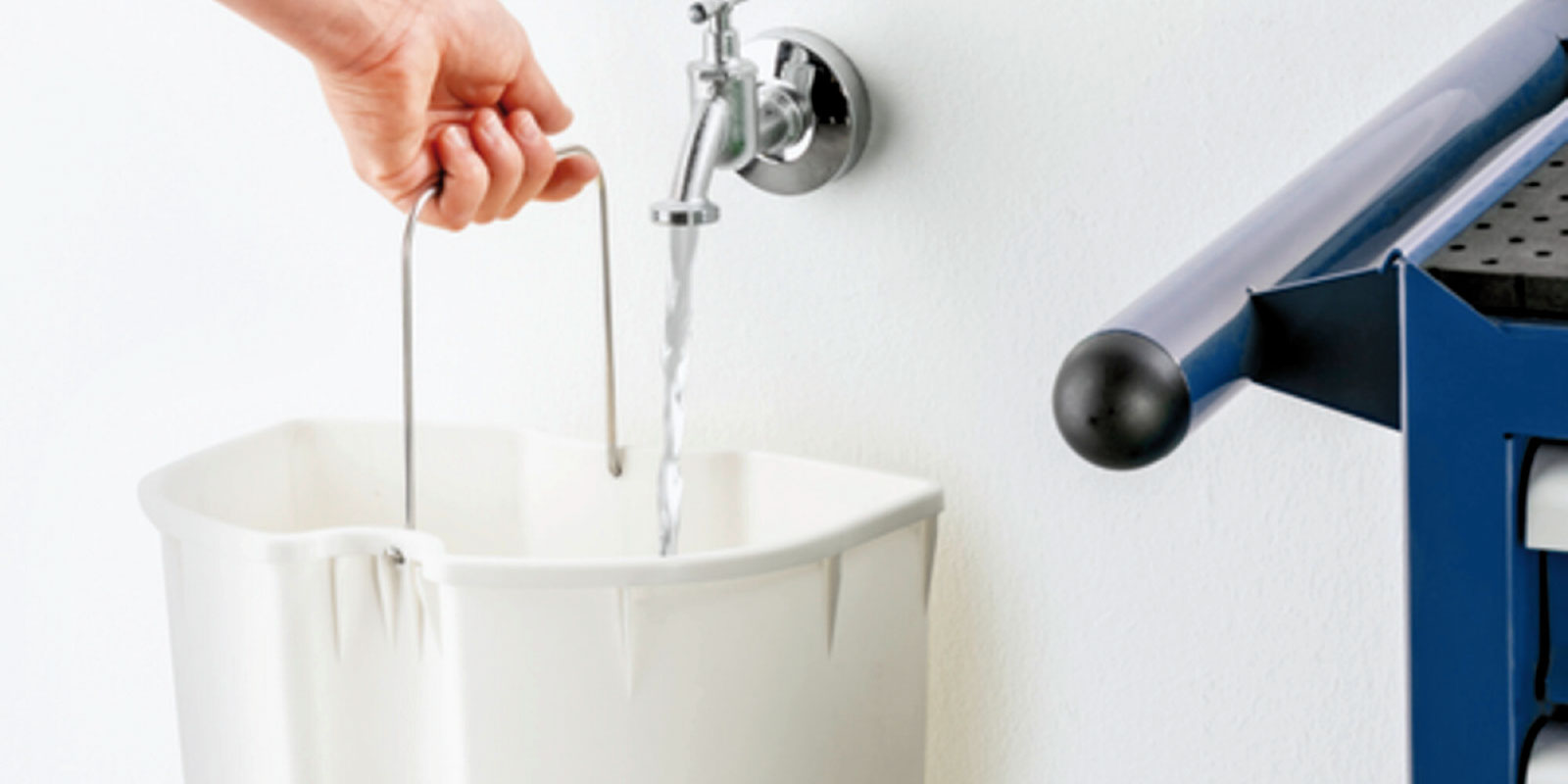 噴抽式地毯清洗機 Puzzi 10/1 的清潔沙發的圖片。