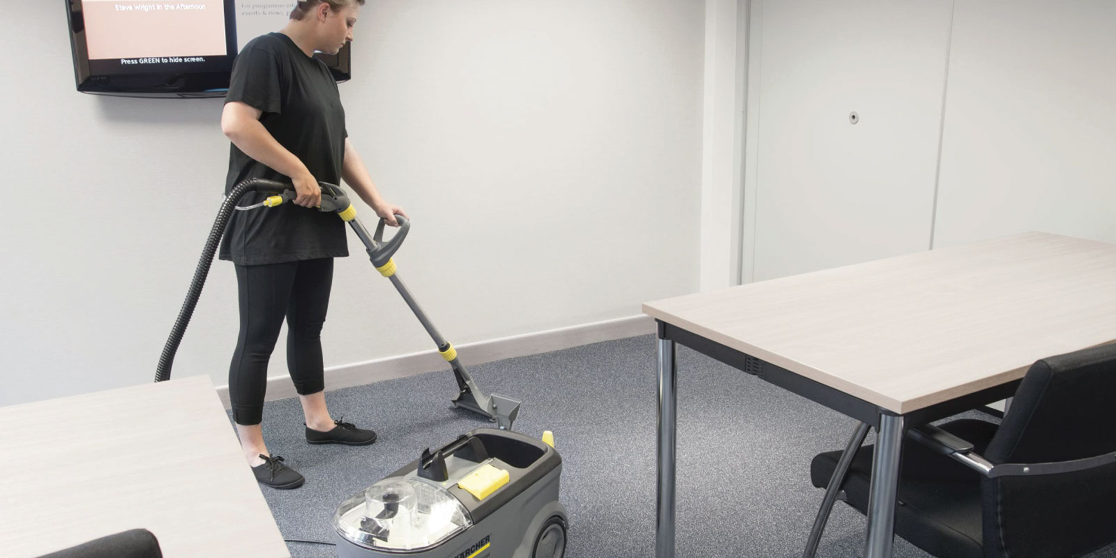 噴抽式地毯清洗機 Puzzi 10/1 應用於教育機構的圖片。