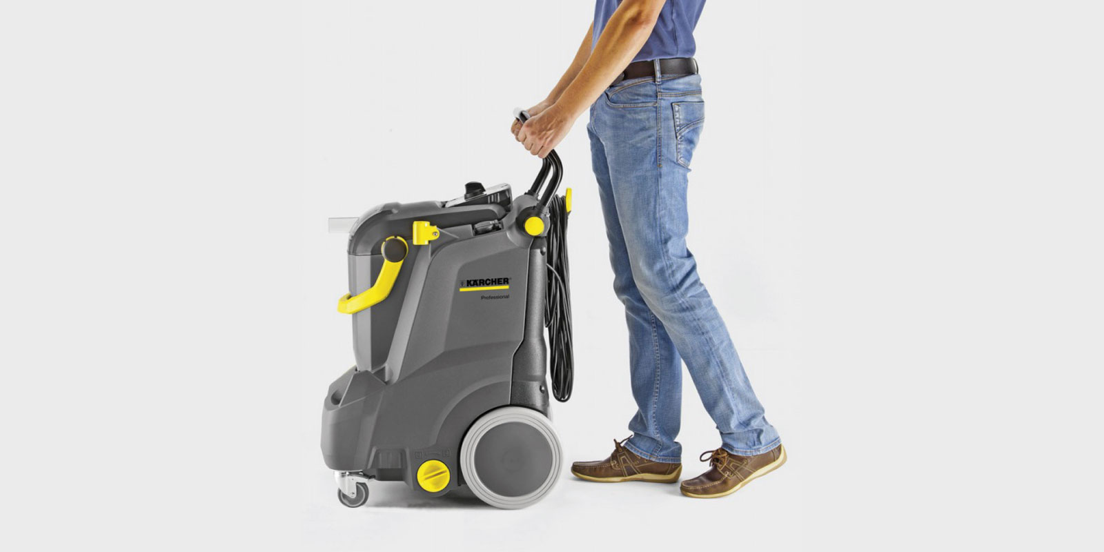 A picture of the height-adjustable handle of the Kärcher spray extraction machine Puzzi 30/4.