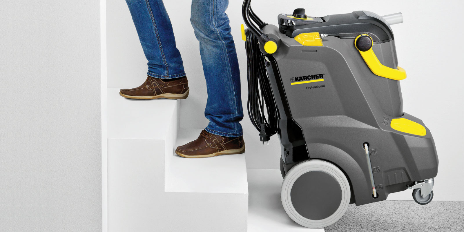 A picture of the large transport wheels of the Kärcher spray extraction machine Puzzi 30/4.