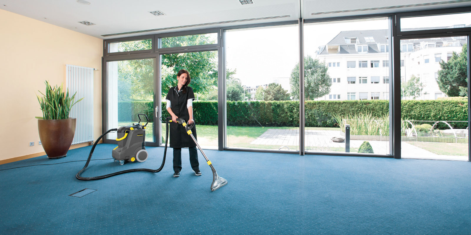 A picture of using the Kärcher spray extraction machine Puzzi 30/4 in a buildings.