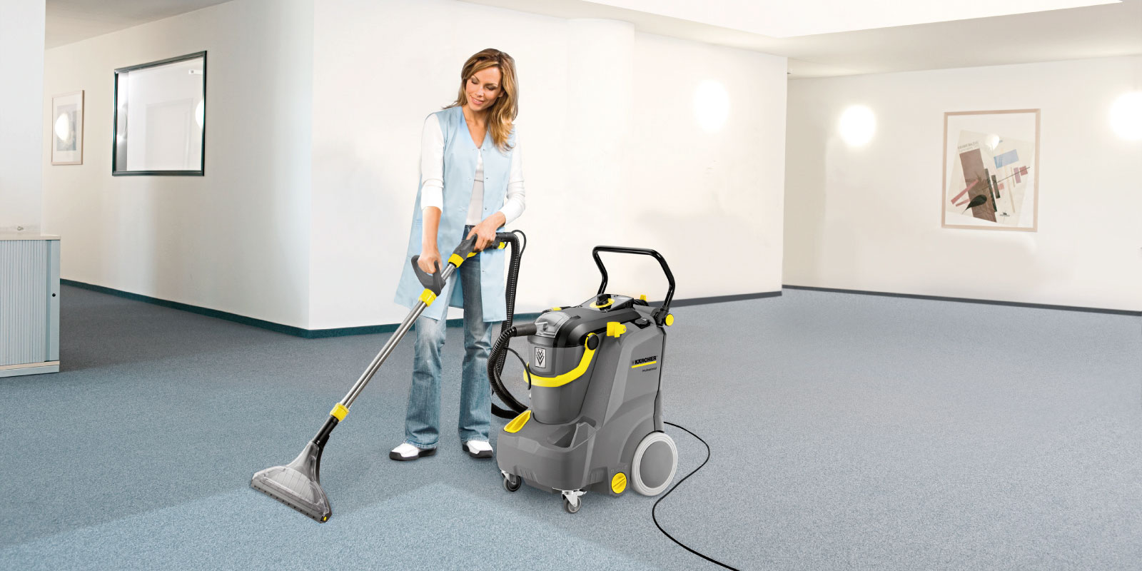 A picture of using the Kärcher spray extraction machine Puzzi 30/4 in a gallery.