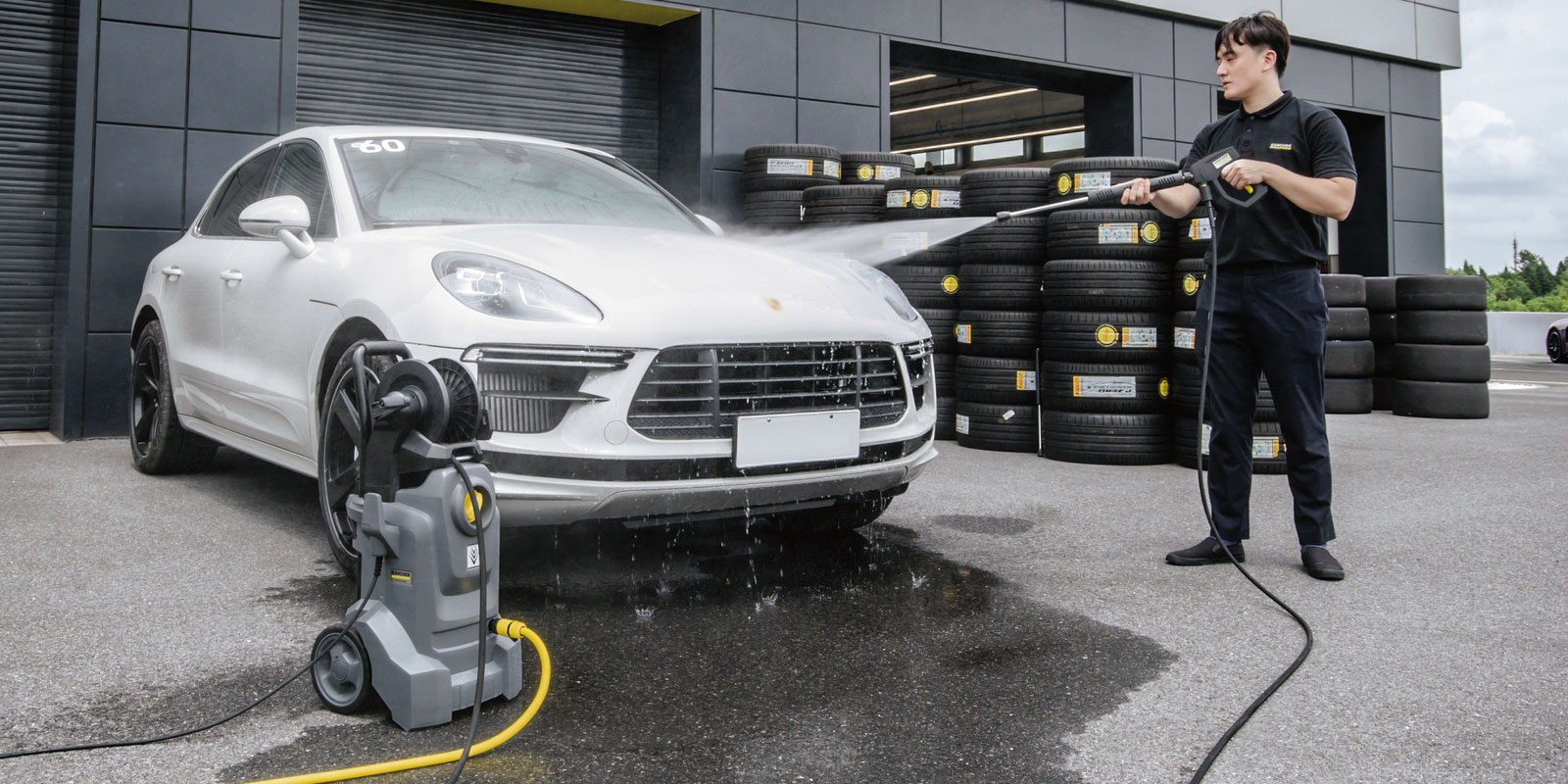 使用高潔冷水高壓清洗機 HD 4/10 X Classic *KAP 清洗汽車的圖片。