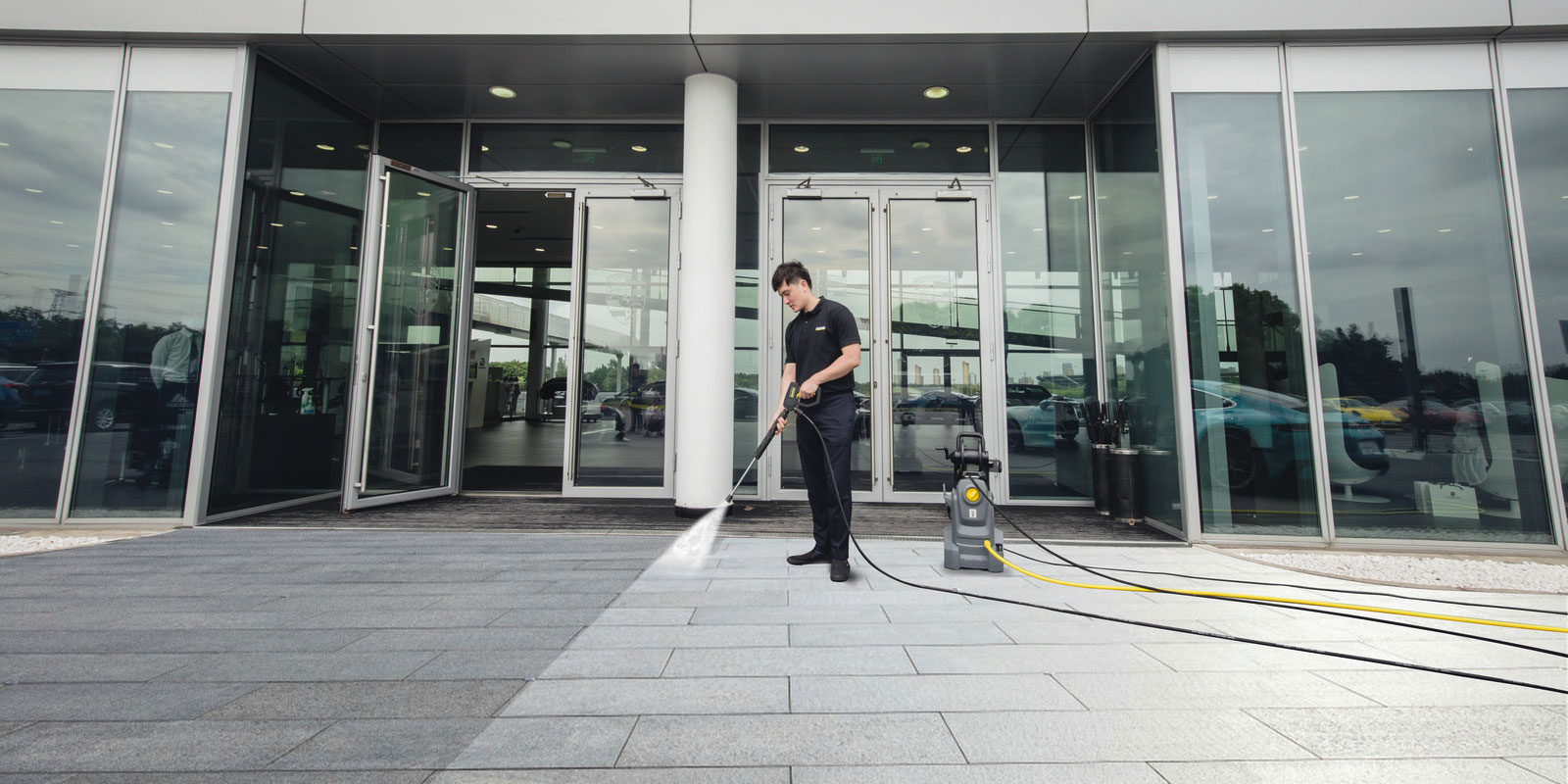 高潔高壓清洗機 HD 4/10 X Classic *KAP 應用於清洗街道的圖片。