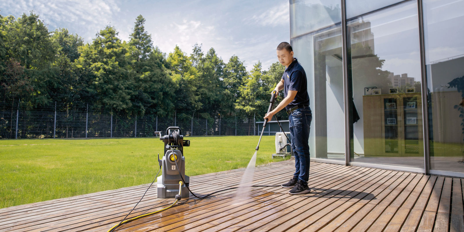 使用高潔冷水高壓清洗機 HD 4/10 X Classic *KAP 清洗露台的圖片。