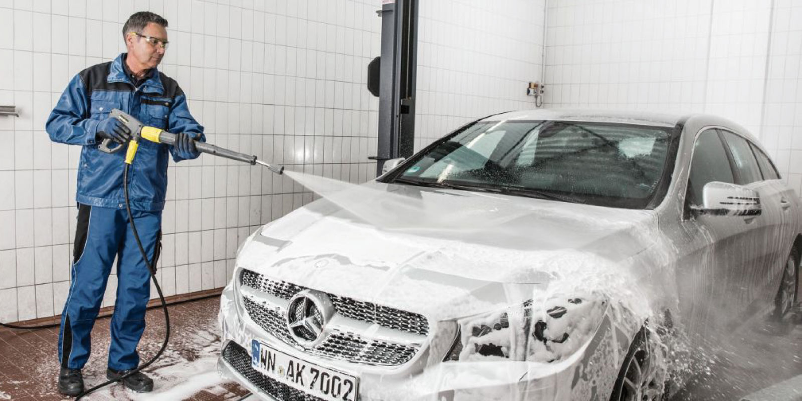 使用高潔中量級冷水高壓清洗機清洗汽車的圖片。