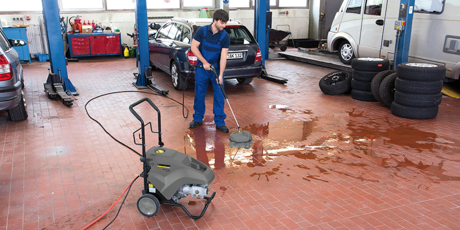 A picture of using the Kärcher cold water high-pressure cleaner HD 9/20-4 Classic to clean a floor.