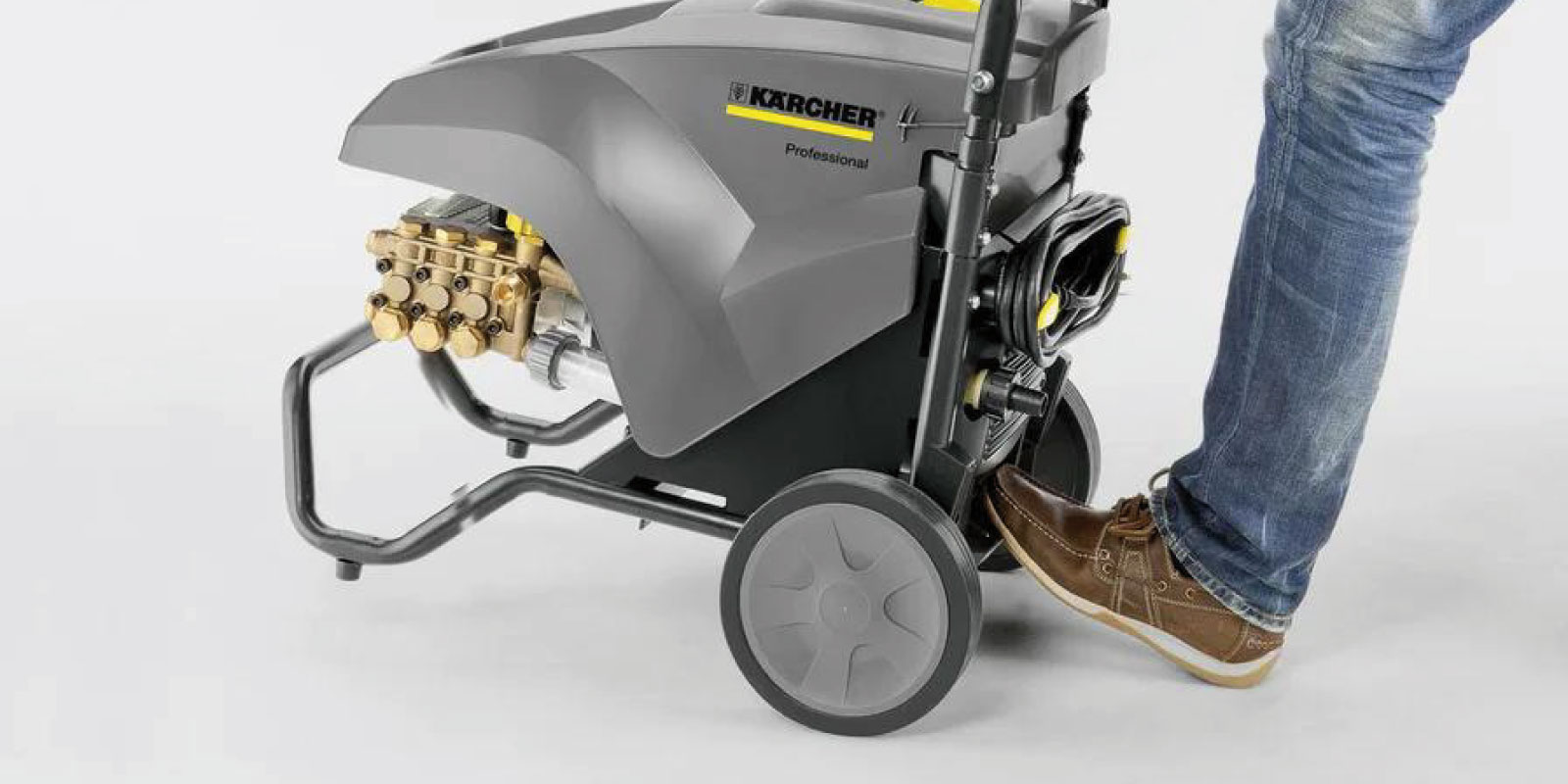 A picture of moving the Kärcher cold water high-pressure cleaner HD 9/20-4 Classic.