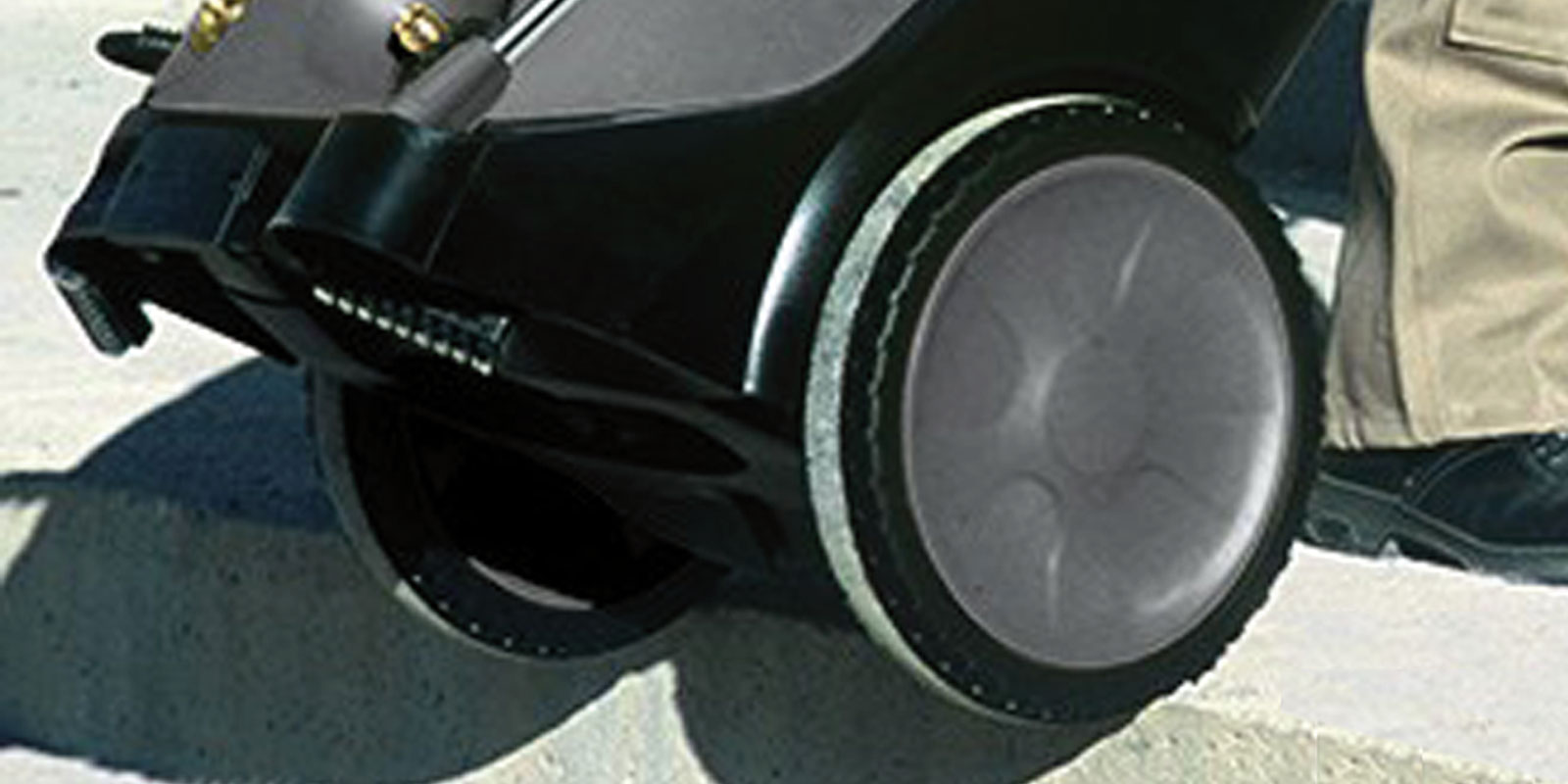 高潔高壓清洗機 HD 10/23-4 S 的大車輪的圖片。