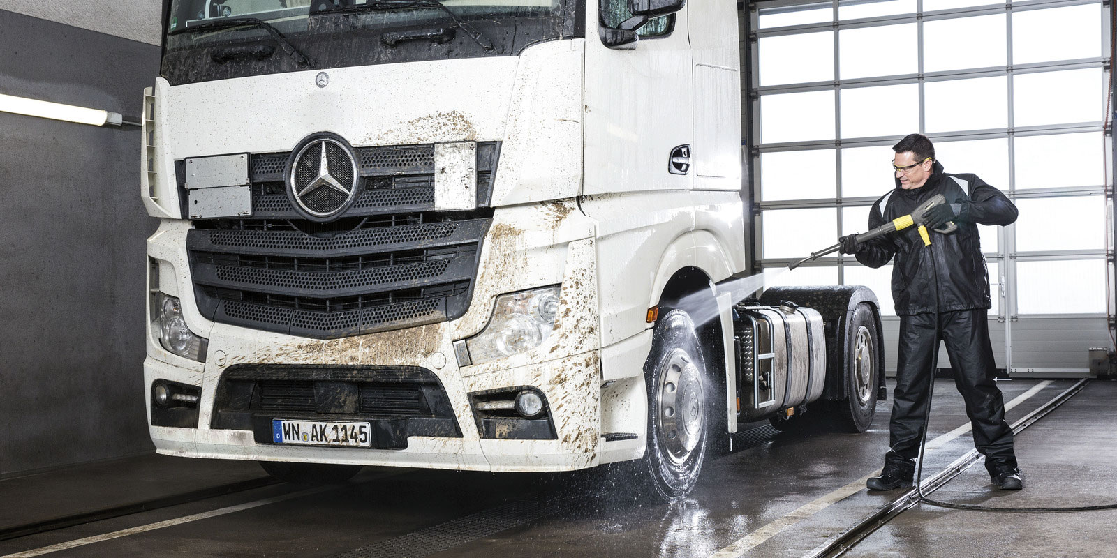 使用高潔中量級熱水高壓清洗機清洗卡車的圖片。