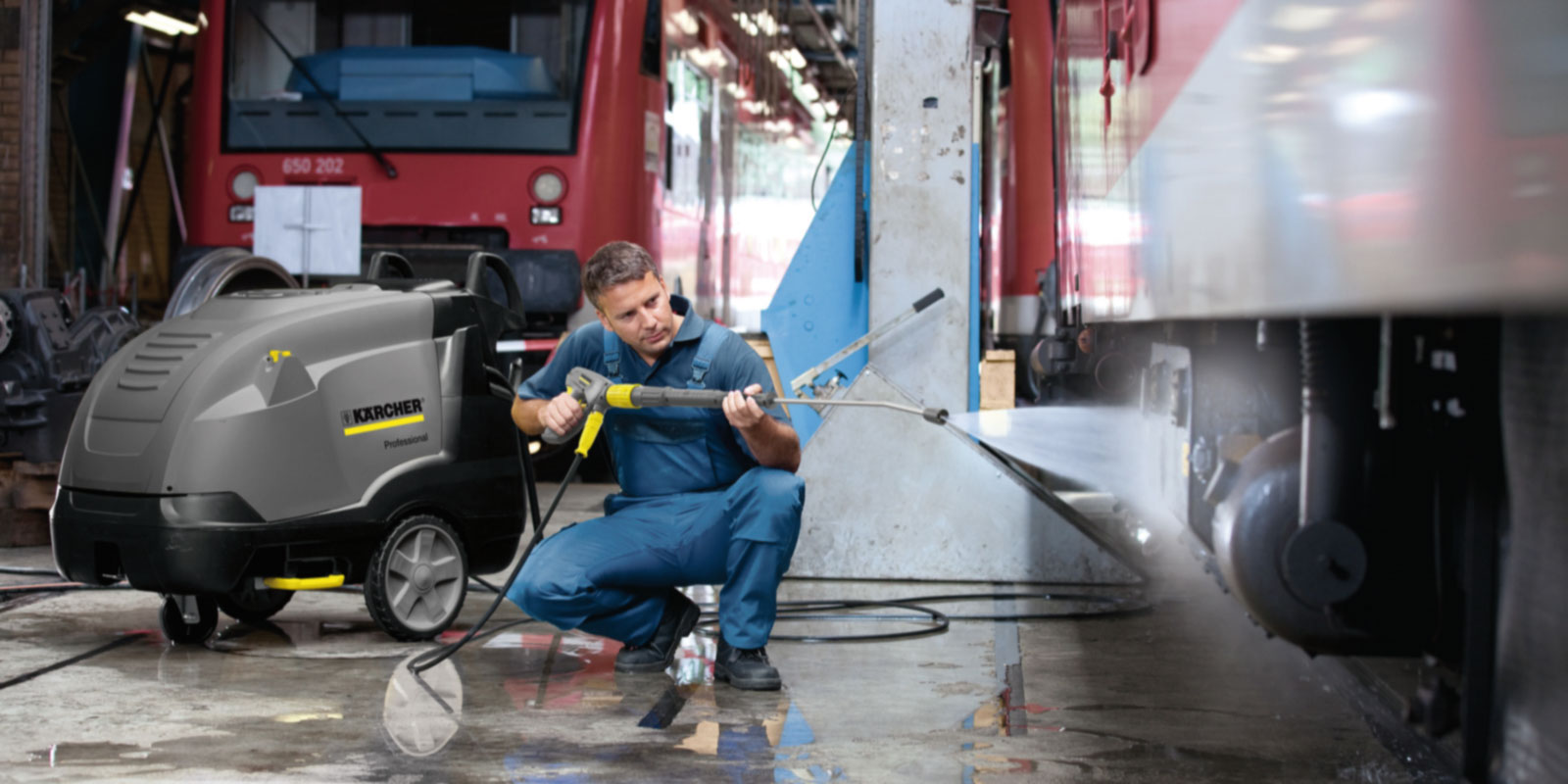 使用高潔特殊等級熱水高壓清洗機清洗火車的圖片。