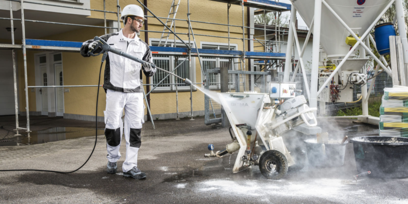 使用高潔直立式熱水高壓清洗機清洗機器的圖片。