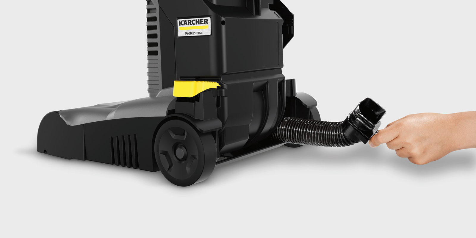 A picture of the stretchable suction hose of the Kärcher dry vacuum cleaner CV 38/2 Adv.