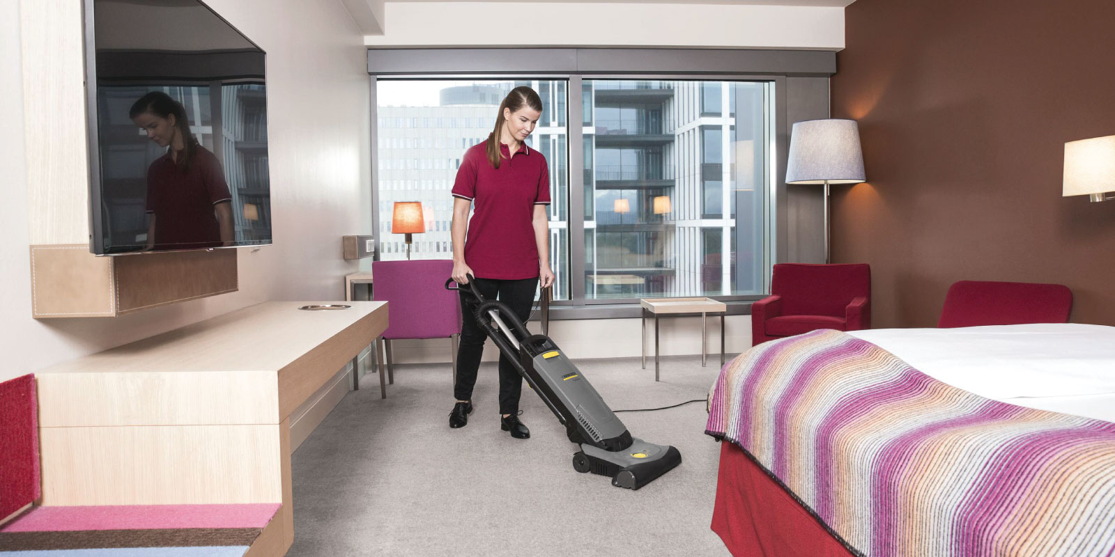 A picture of using the Kärcher dry vacuum cleaner CV 38/2 Adv in a hotel.
