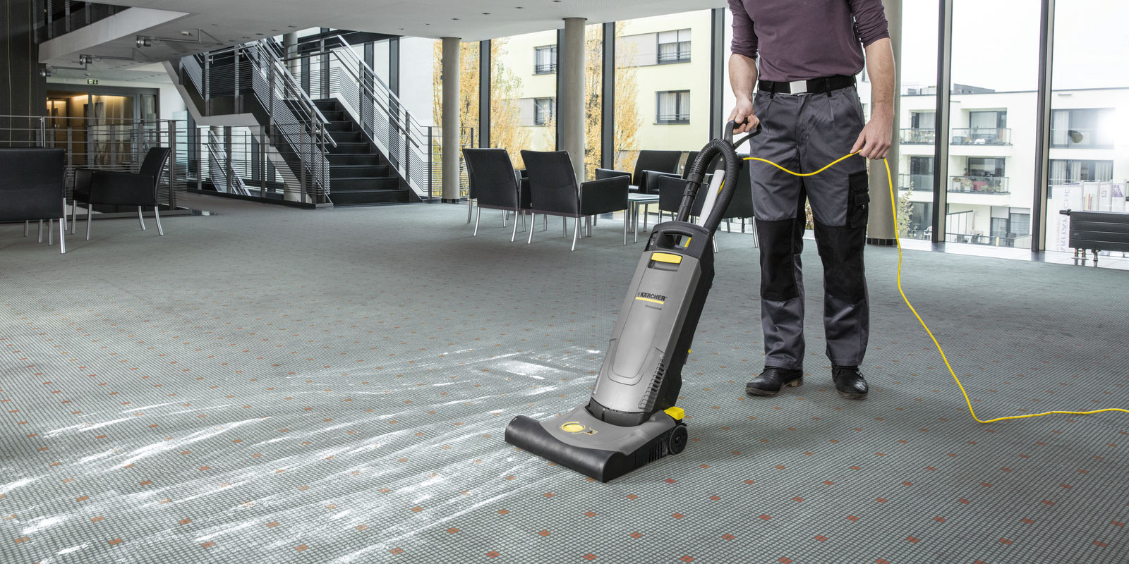 A picture of using the Kärcher dry vacuum cleaner CV 38/2 Adv in a lobby.