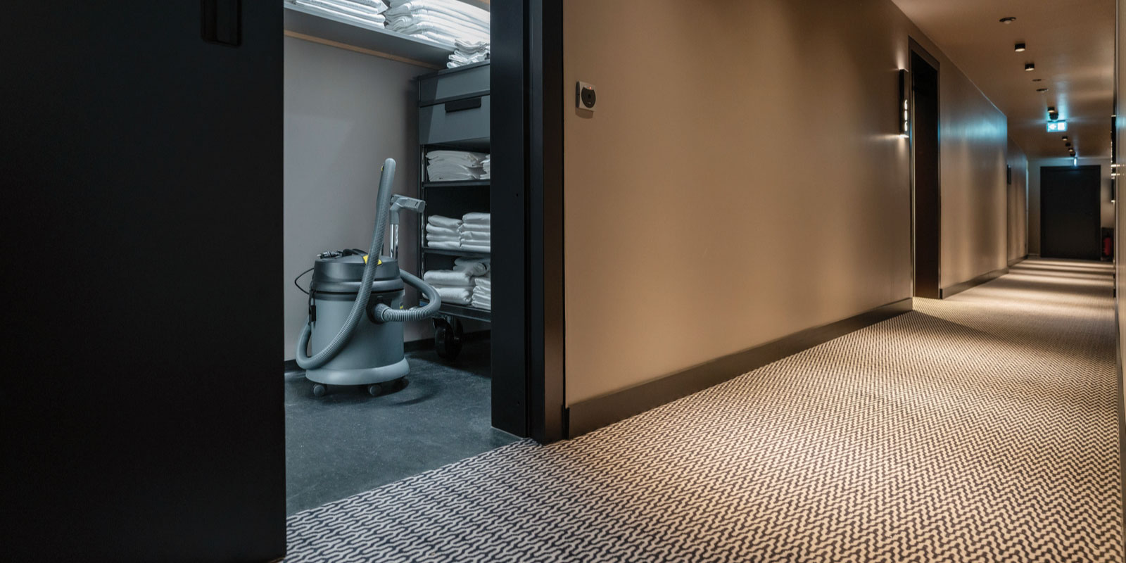 A picture of the space-saving storage of the Kärcher wet and dry vacuum cleaner NT 27/1.